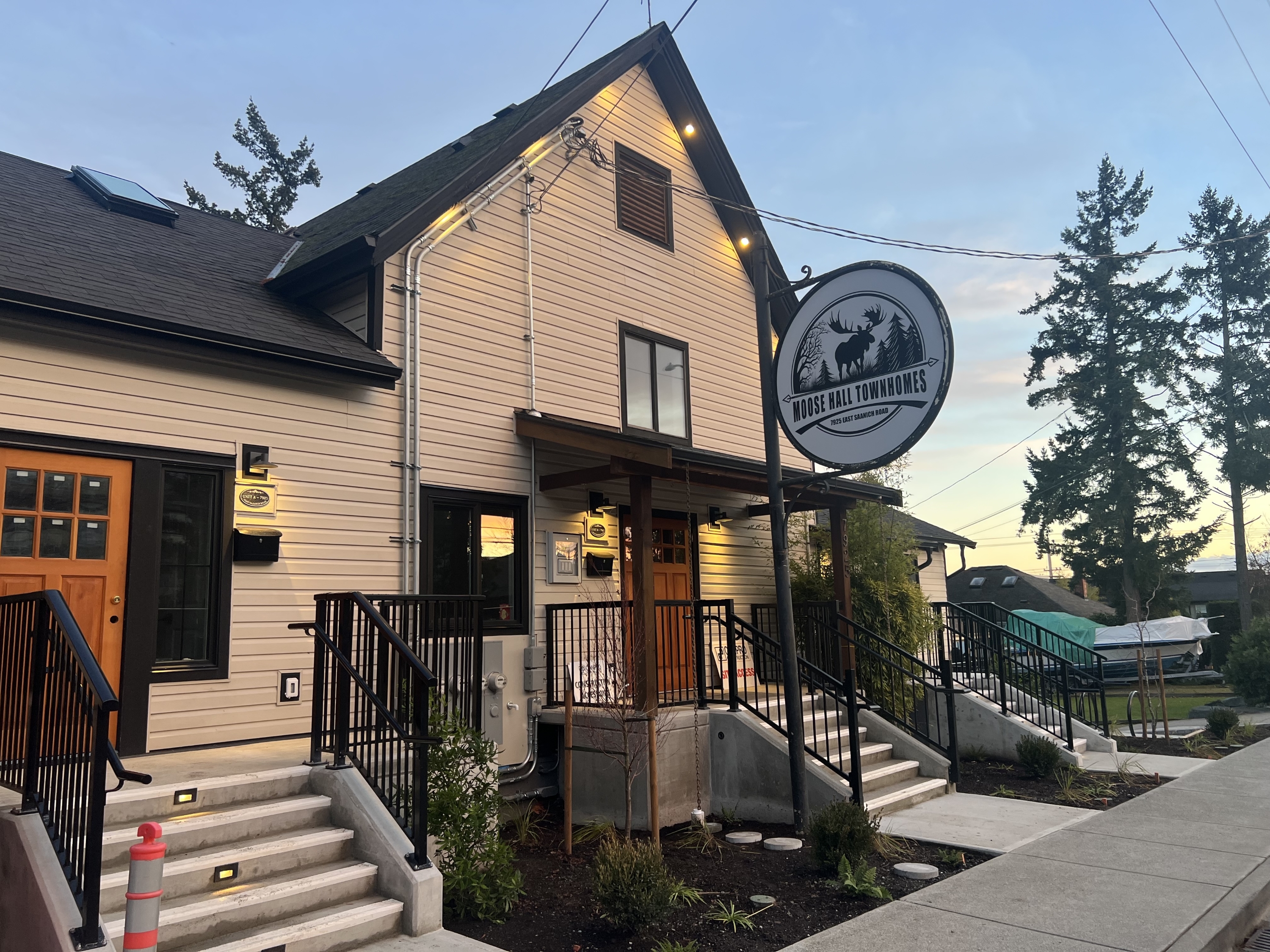 7925 East Saanich Road - B